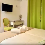 Penzion Sweet Close To Famous Avenue Liberty 3*