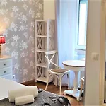 Sweet Suites Guesthouse Close To Famous Avenue Liberty 3*