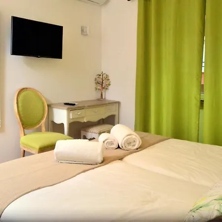 Pensjonat Sweet Close To Famous Avenue Liberty 3*