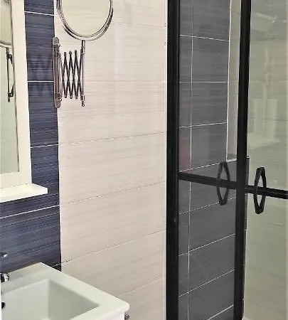 Sweet Suites Guesthouse Close To Famous Avenue Liberty 3*