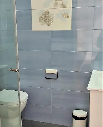 Sweet Close To Famous Avenue Liberty